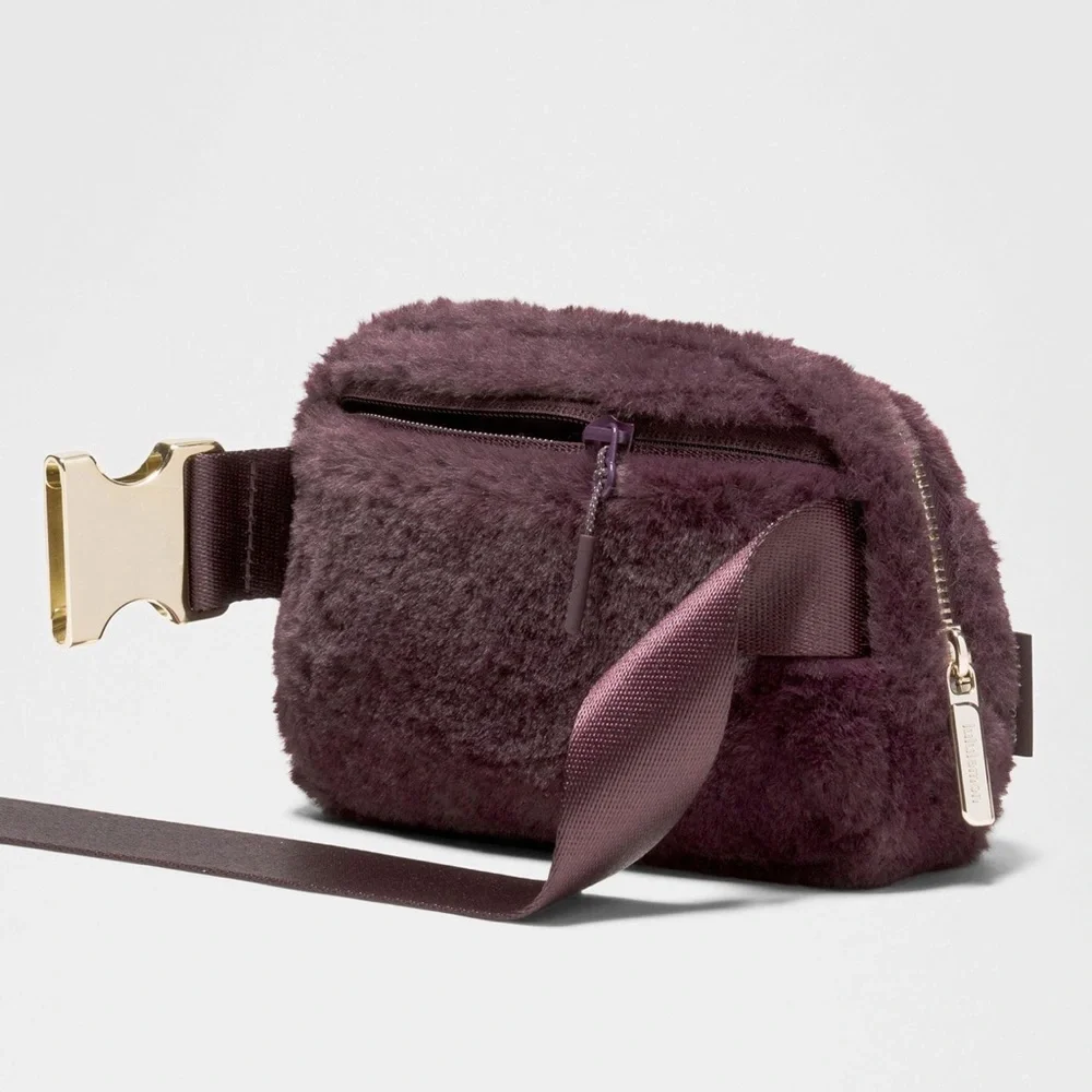 Lululemon NWT Everywhere Belt Bag - Plush Fleece - Black Plum/Gold - Picture 4 of 7